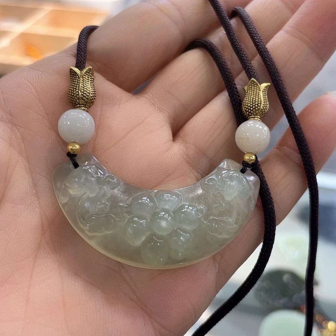 蛇纹石玉颈饰合金