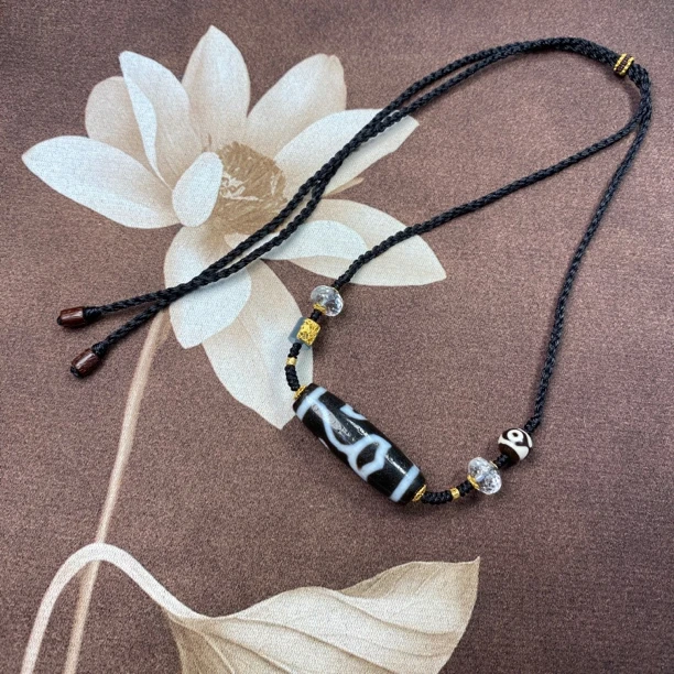 玛瑙黑白水莲花锁骨链简约时尚个性颈饰