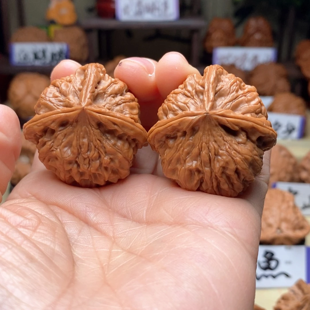 文玩核桃把件水龙纹三棱