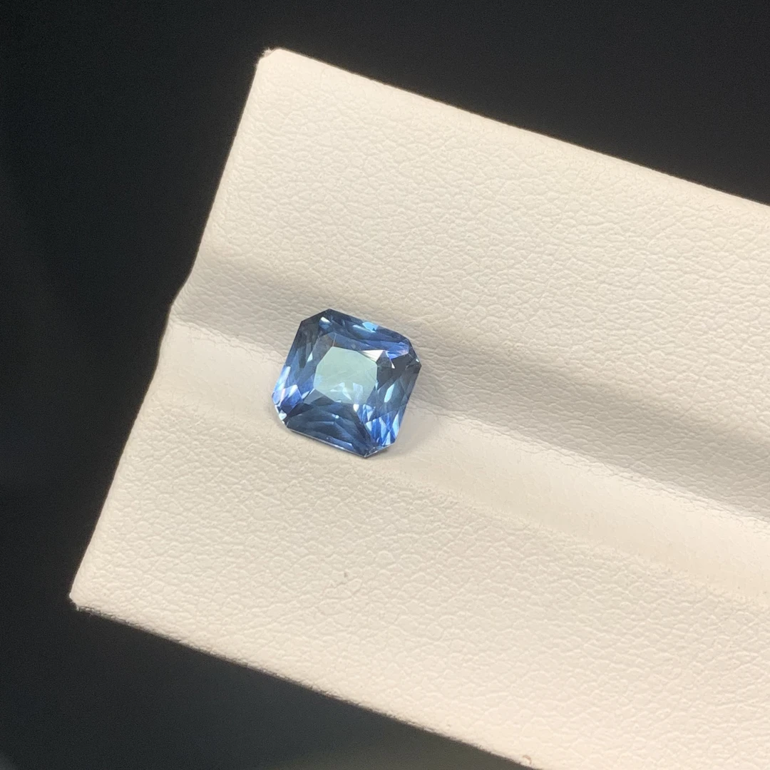 2.2克拉天然无烧蓝宝石裸石爆闪满火彩干净玻璃体颜色清新靓丽