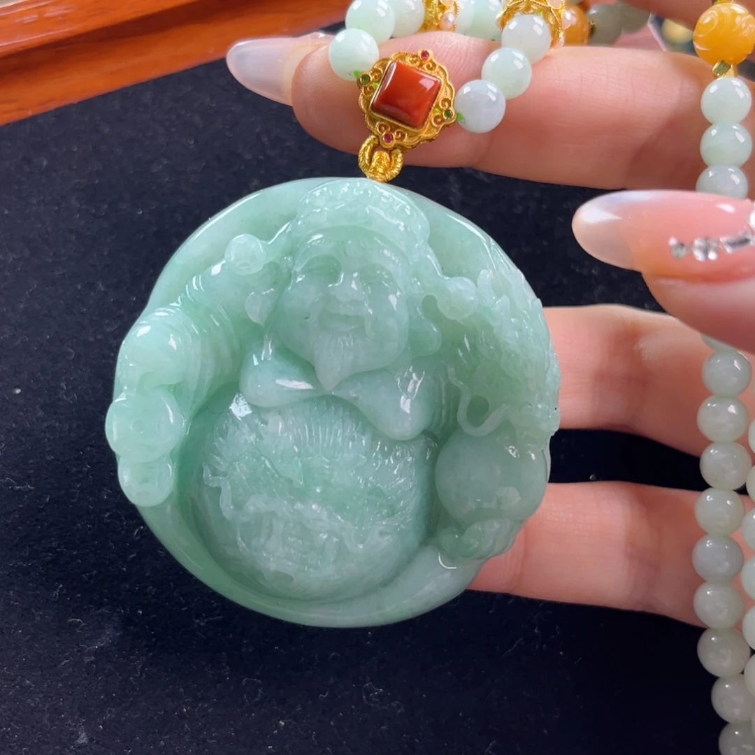 翡翠未镶嵌颈饰满绿财神