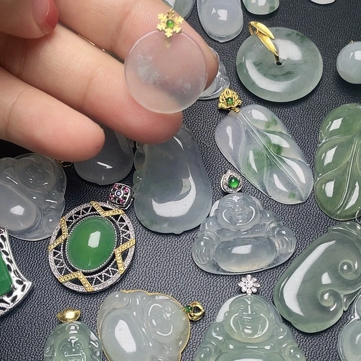 翡翠18K金镶嵌颈饰平安无事牌