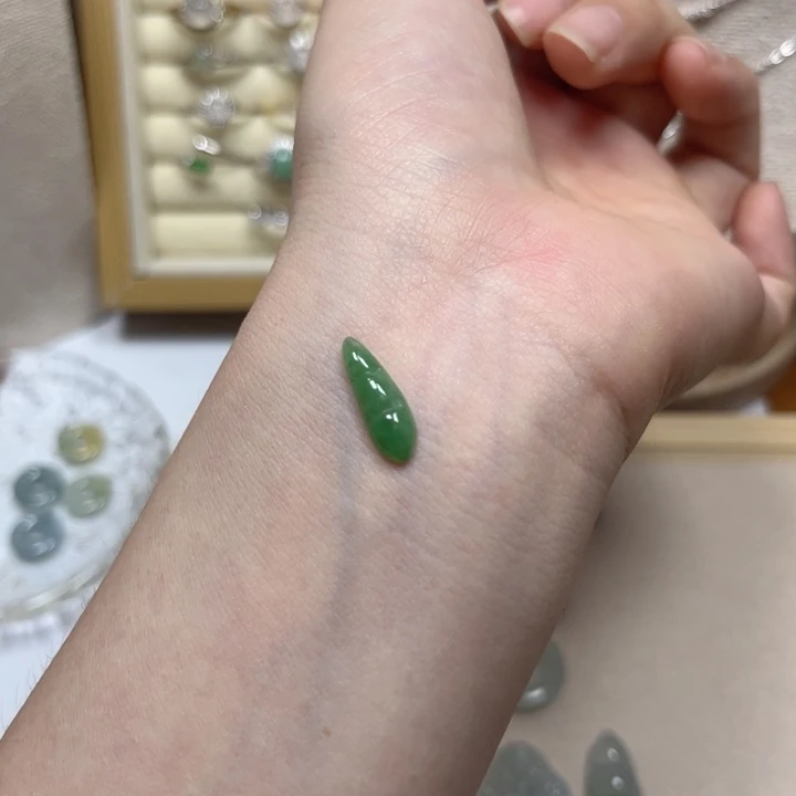 翡翠未镶嵌颈饰满绿豆子