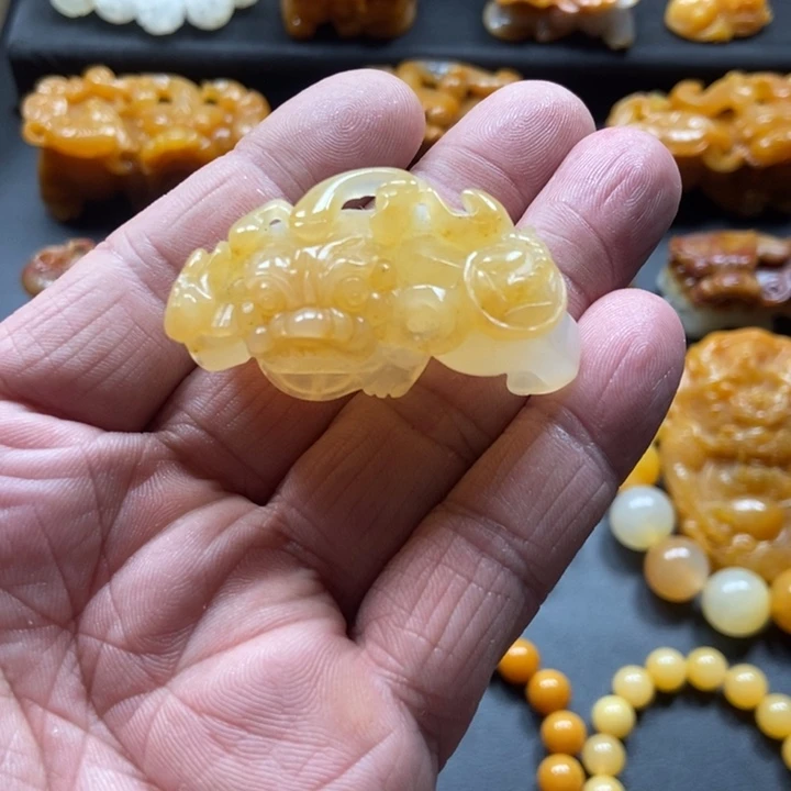 石英质玉（黄龙玉）未镶嵌颈饰