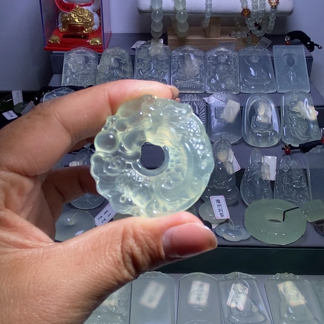 岫玉未镶嵌颈饰龙鱼扣