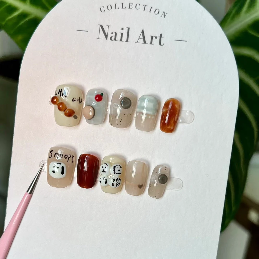 高级感穿戴甲纯手工穿戴甲小众手绘透色可爱复古显白美甲短款可