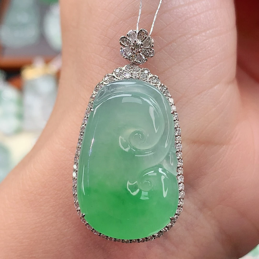 颈饰18K金镶嵌翡翠如意