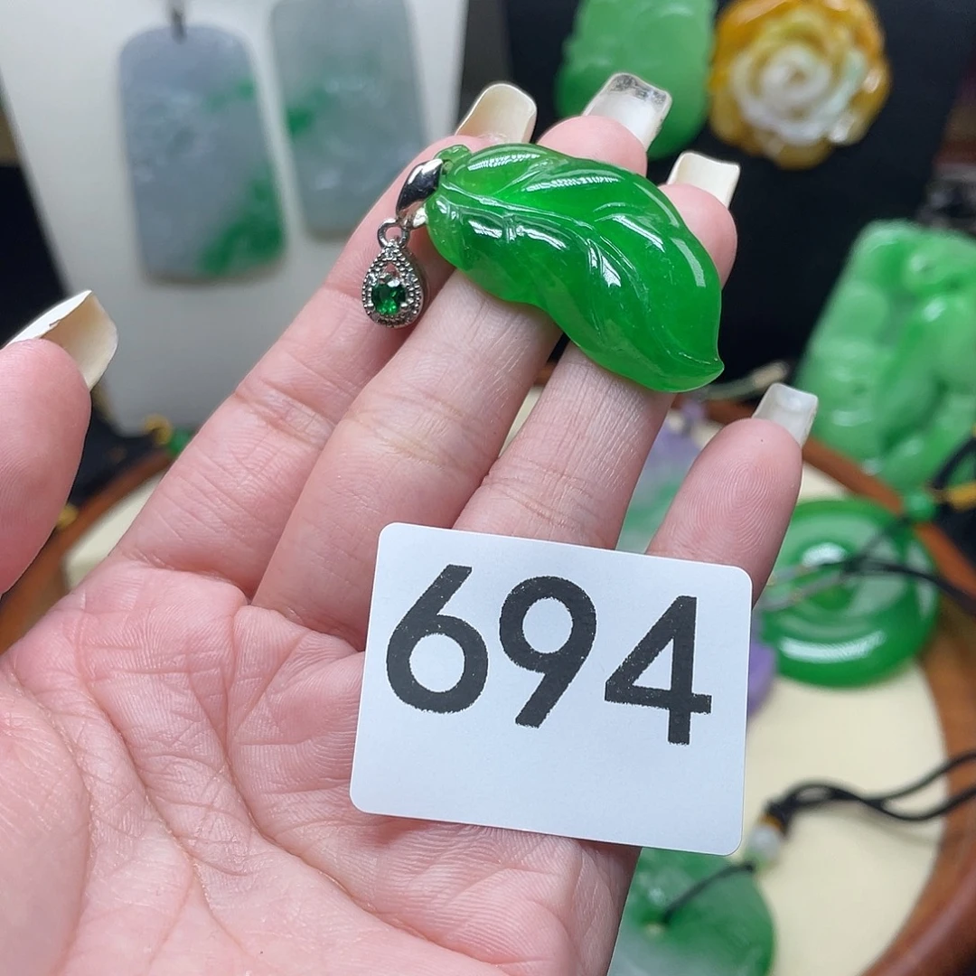 翡翠未镶嵌吊坠(赠链)