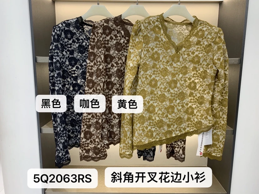 欧洲站秋季斜角开叉花边小衫V领显瘦上重工提花