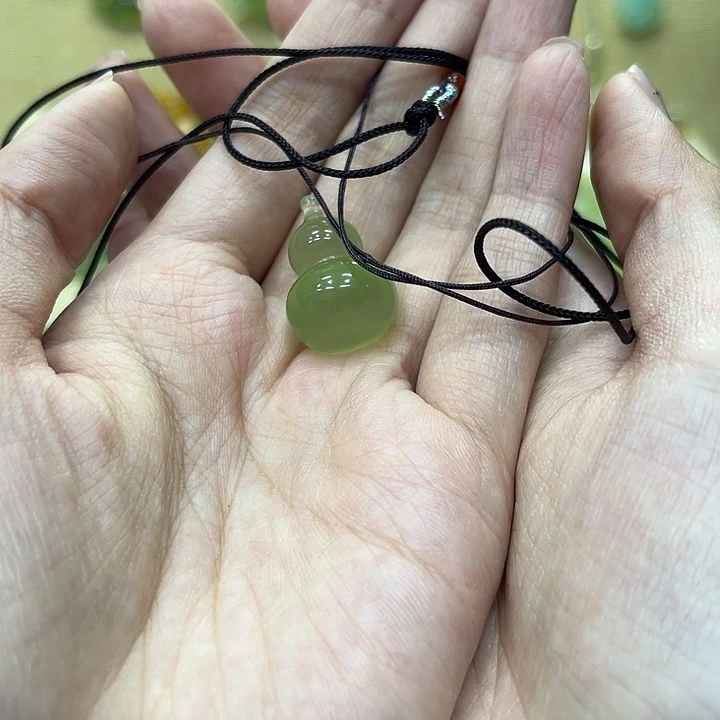 安***呀蛇纹石玉未镶嵌颈饰