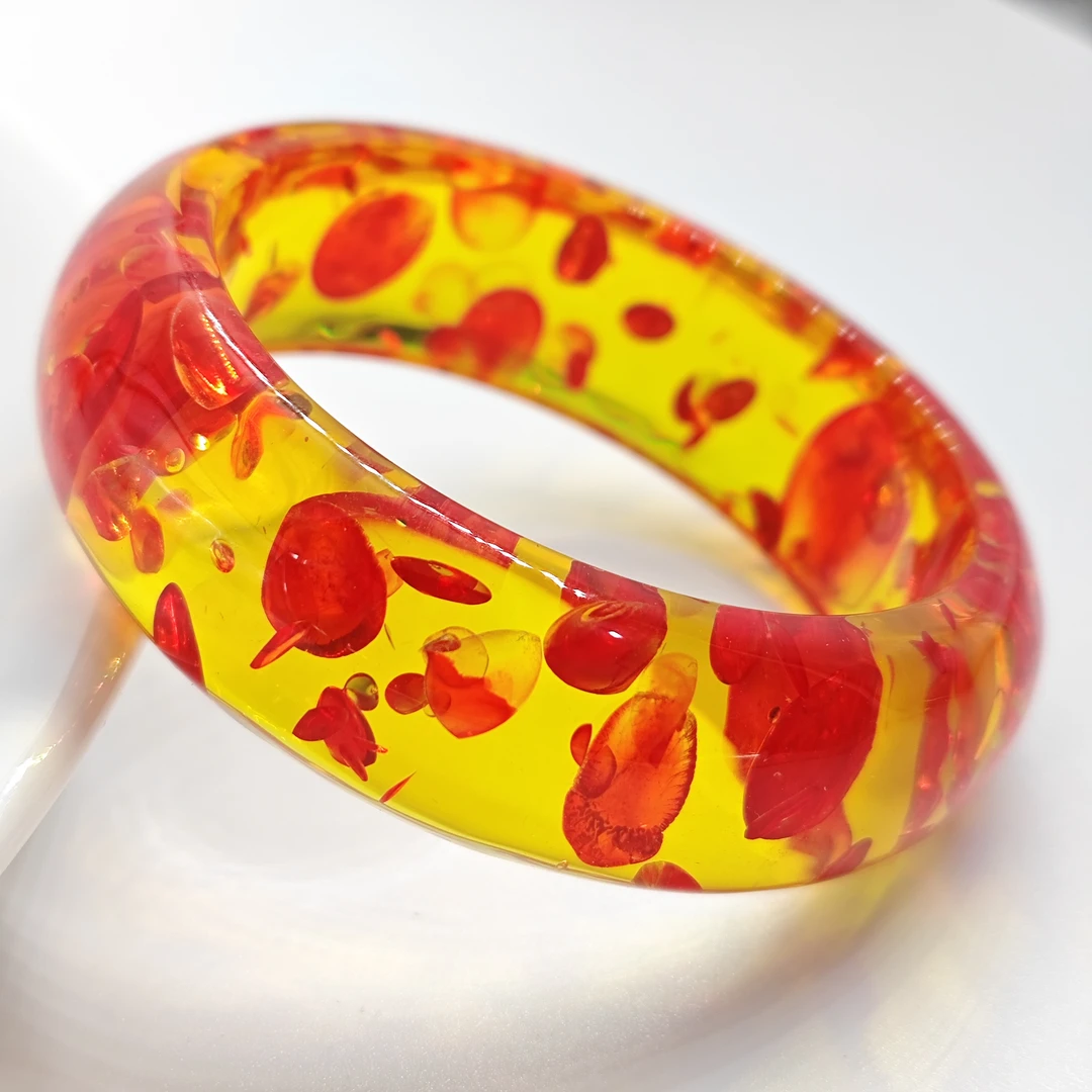 GZ024时尚潮流百搭精美冰花红珀树脂手镯