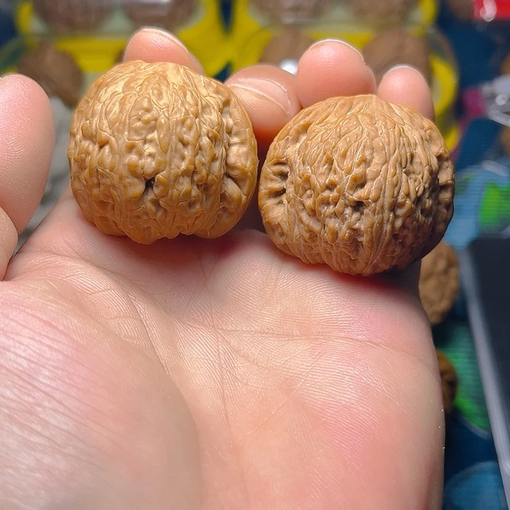 文玩核桃吊坠绣球