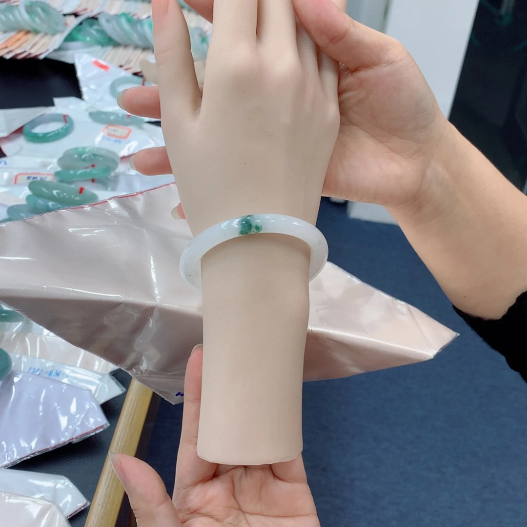 淡***╭翡翠未镶嵌手镯48小时