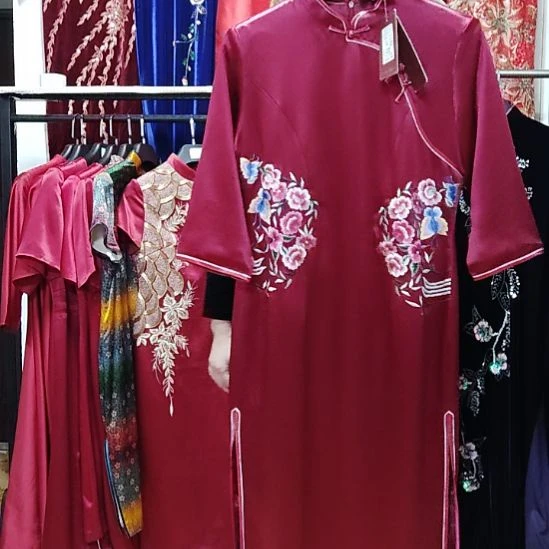 菲***，酒红色三醋酸中袖长款刺绣旗袍3xl