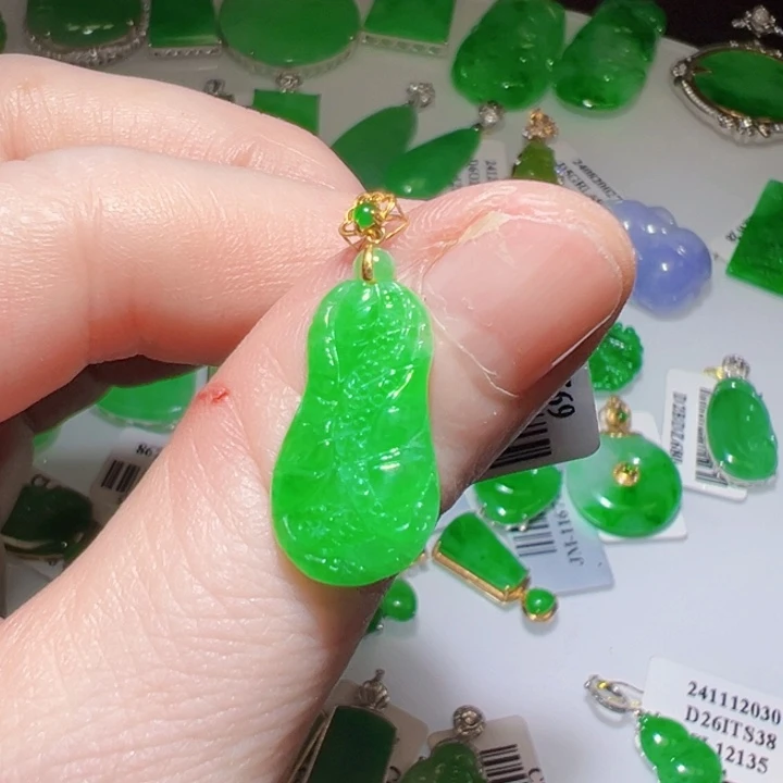 颈饰18K金镶嵌翡翠