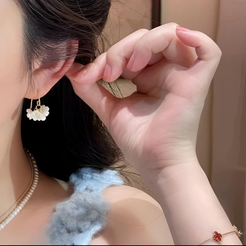 铜合金耳饰 925银针白色花朵耳挂女2025新款爆款耳钉时尚百搭耳饰