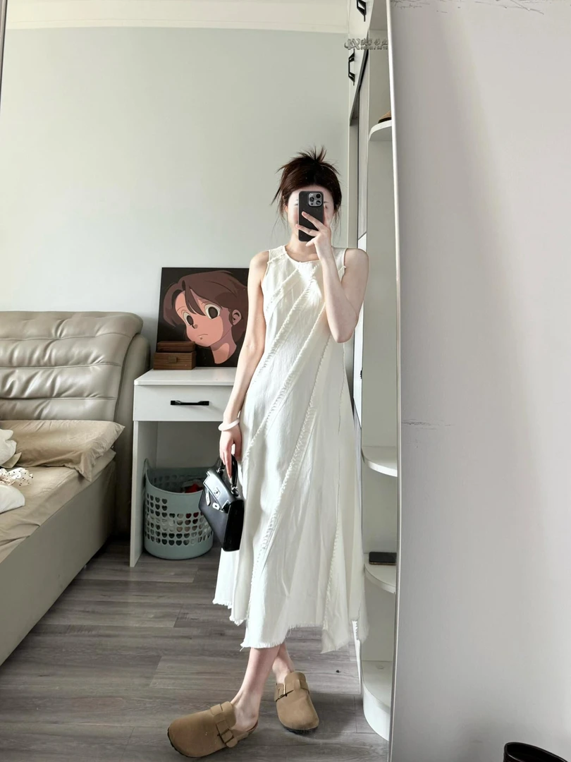 法式气质白色无袖连衣裙女2025夏季新款收腰显瘦压褶皱长款背心裙