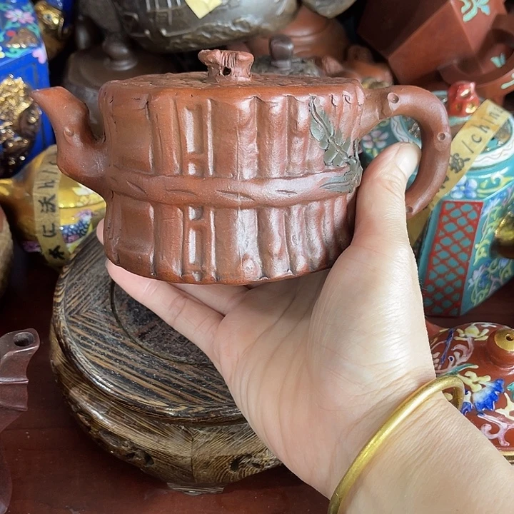 红泥茶壶原矿泥料手工制作的一把紫砂壶。