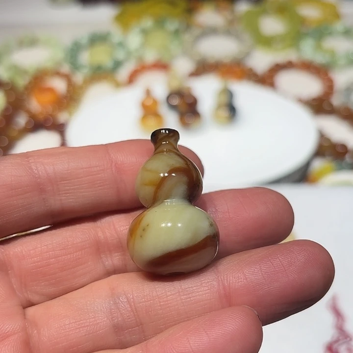 蛇纹石玉未镶嵌吊坠
