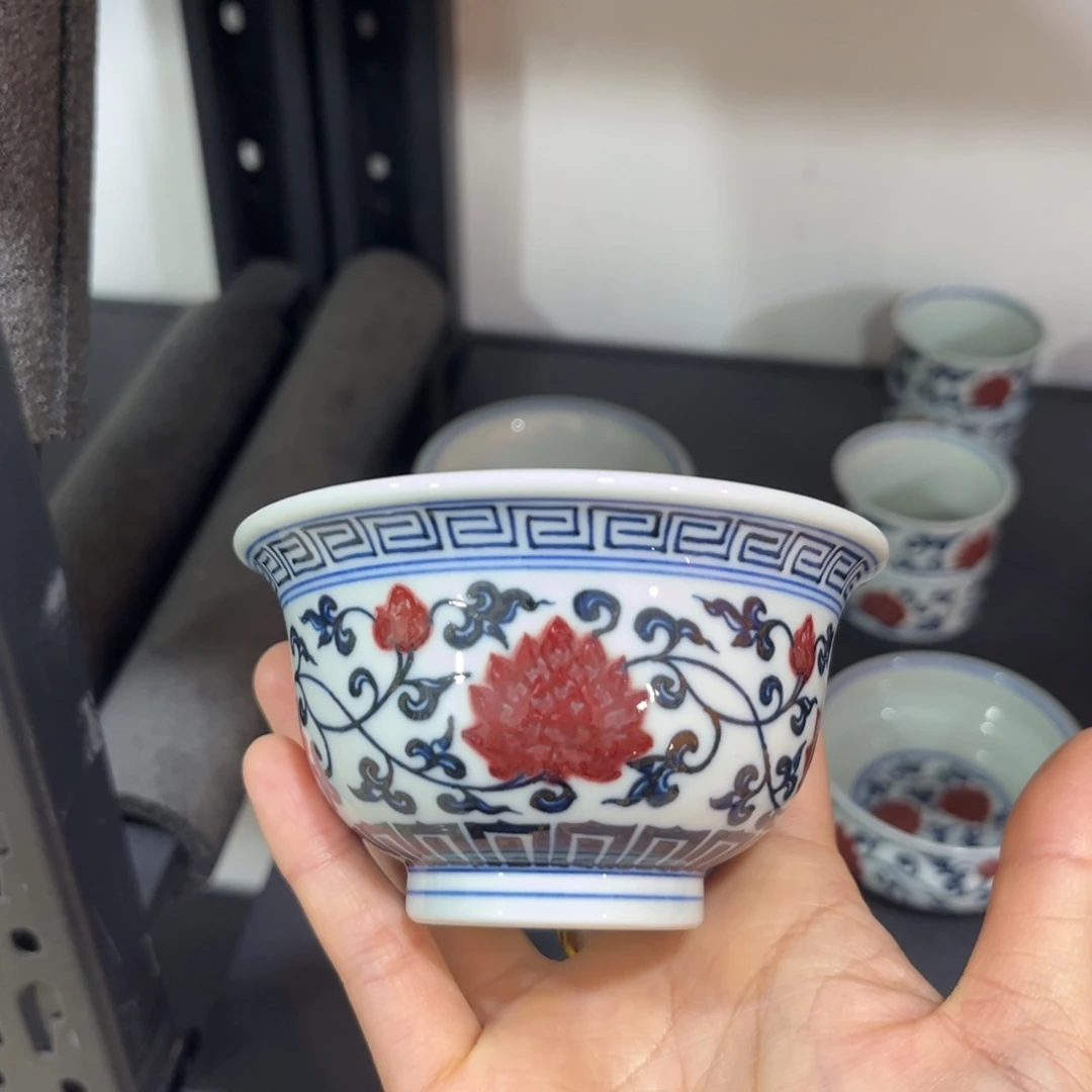 青花釉里红缠枝莲大压手