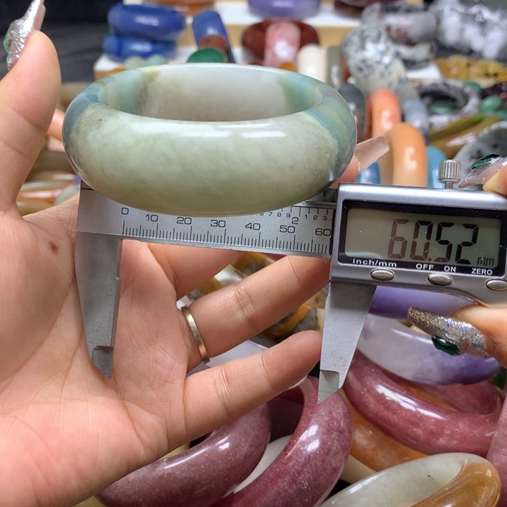 未镶嵌手镯石英质玉