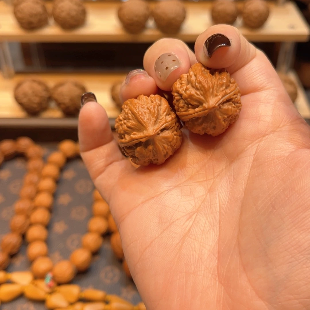 文玩核桃把件红皮珊瑚纹小八棱