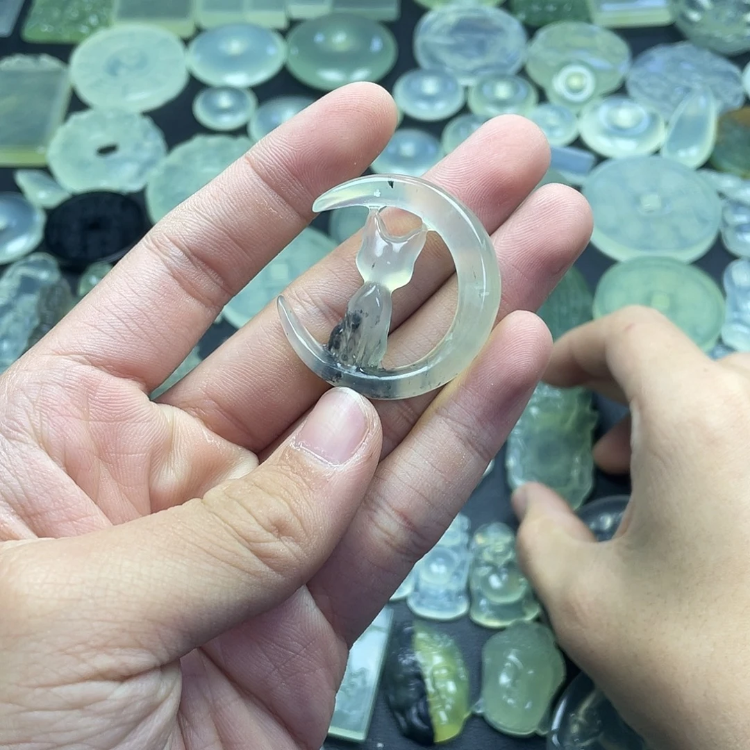 岫玉未镶嵌颈饰月亮猫