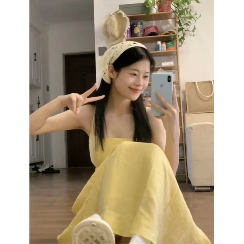 茶歇法式露背性感黄色吊带连衣裙2023女新款收腰显瘦高级感长裙