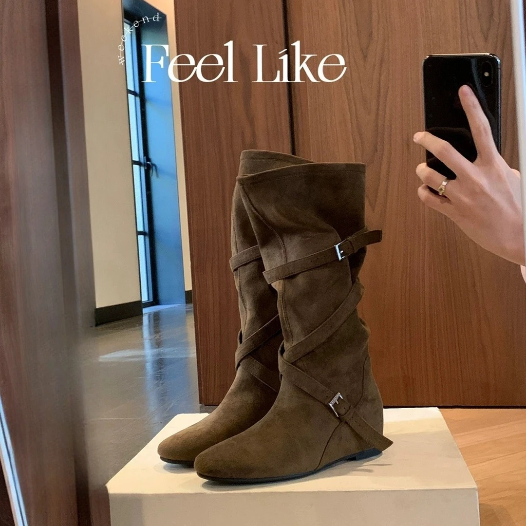 增高韩系圆头平底绒面堆堆靴复古交叉扣带内增高中筒靴女秋冬