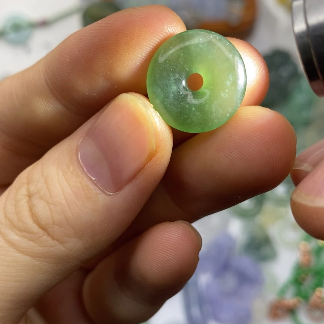 翡翠未镶嵌颈饰平安扣