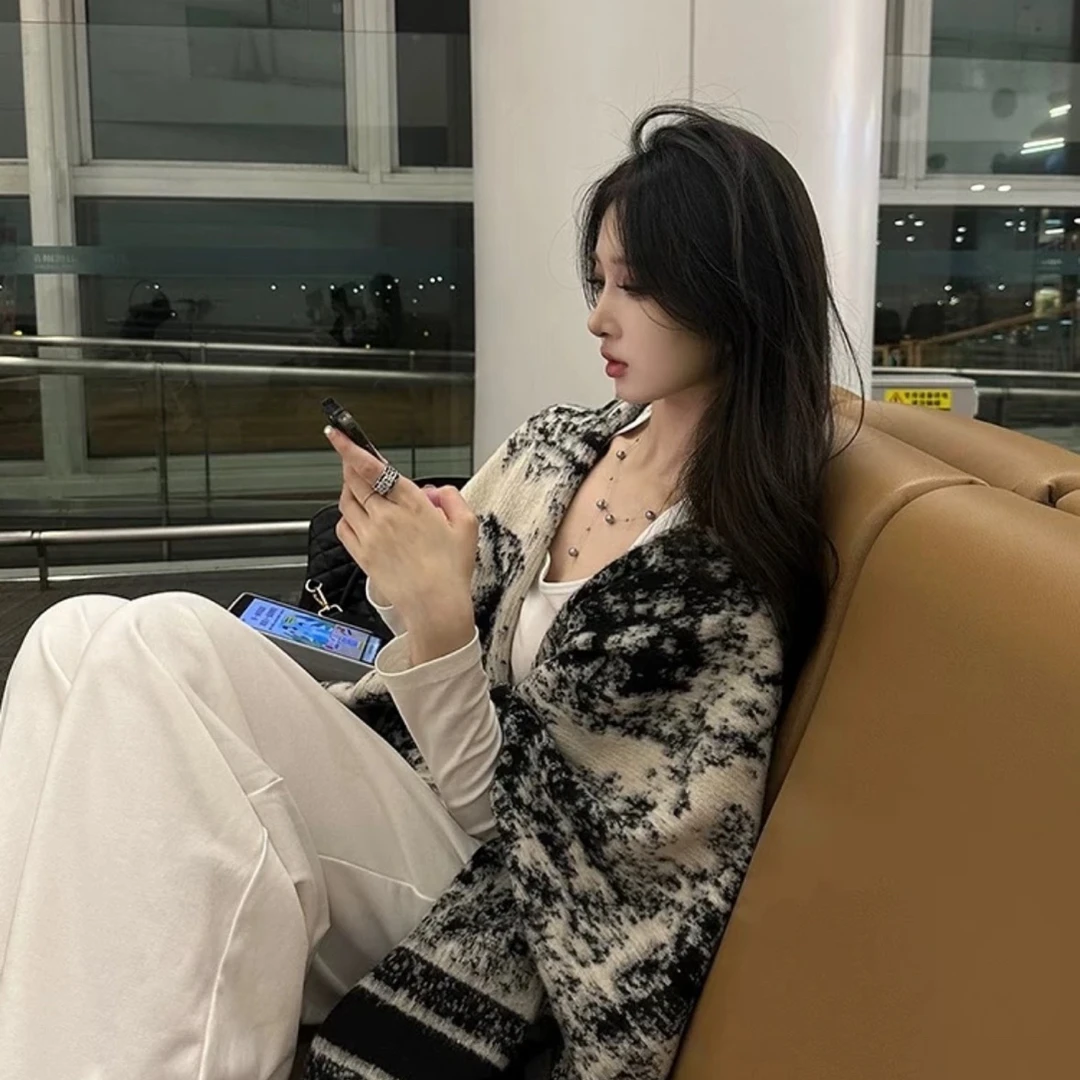 2025新款秋冬季披肩万能百搭舒适保暖轻奢感氛围感时尚情侣围巾