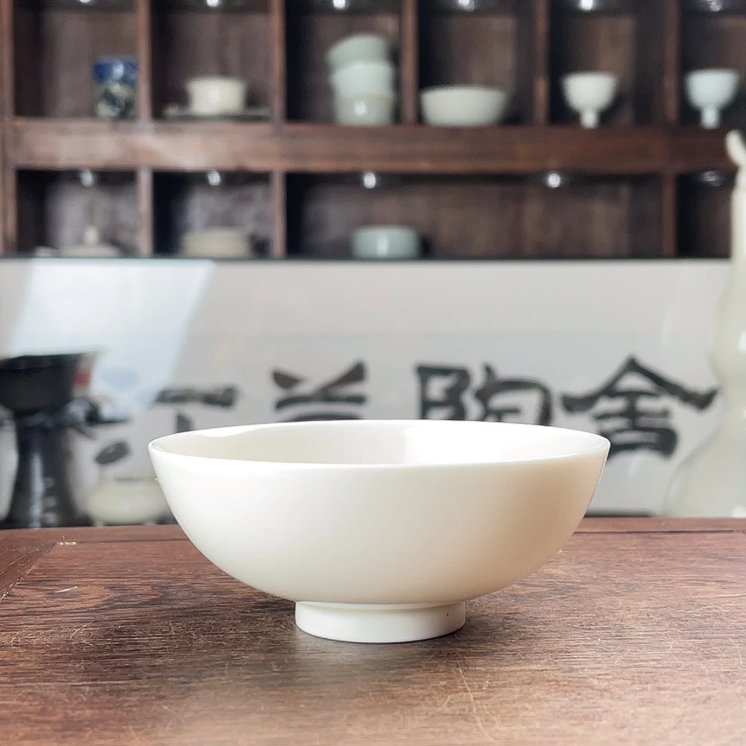 定窑白釉刻花微瑕茶碗