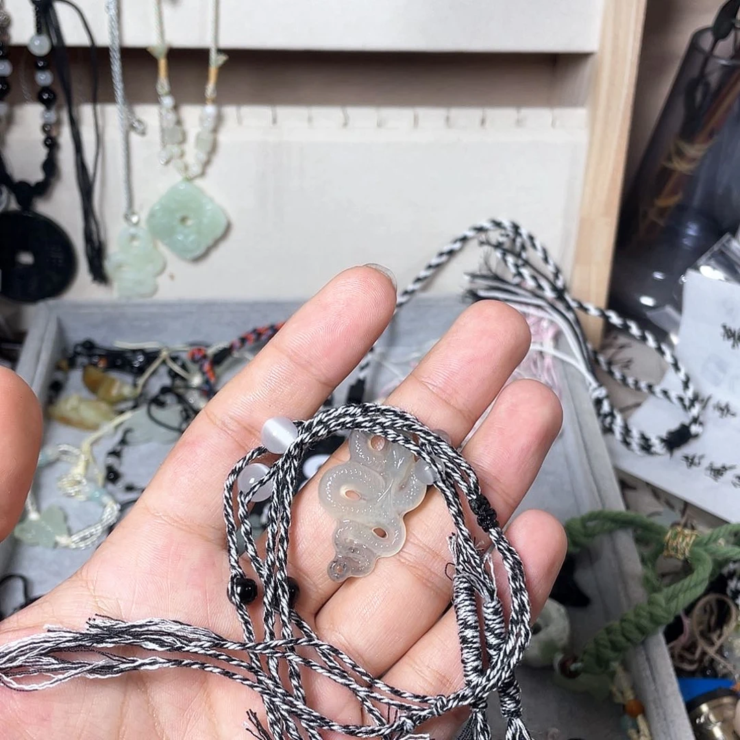 蛇纹石玉颈饰合金雾*