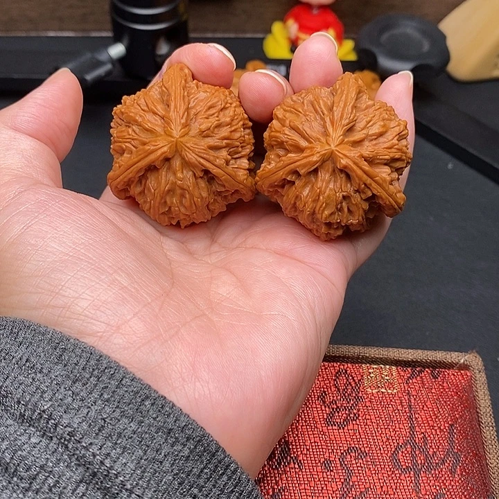 ‍****文玩核桃把件白奔