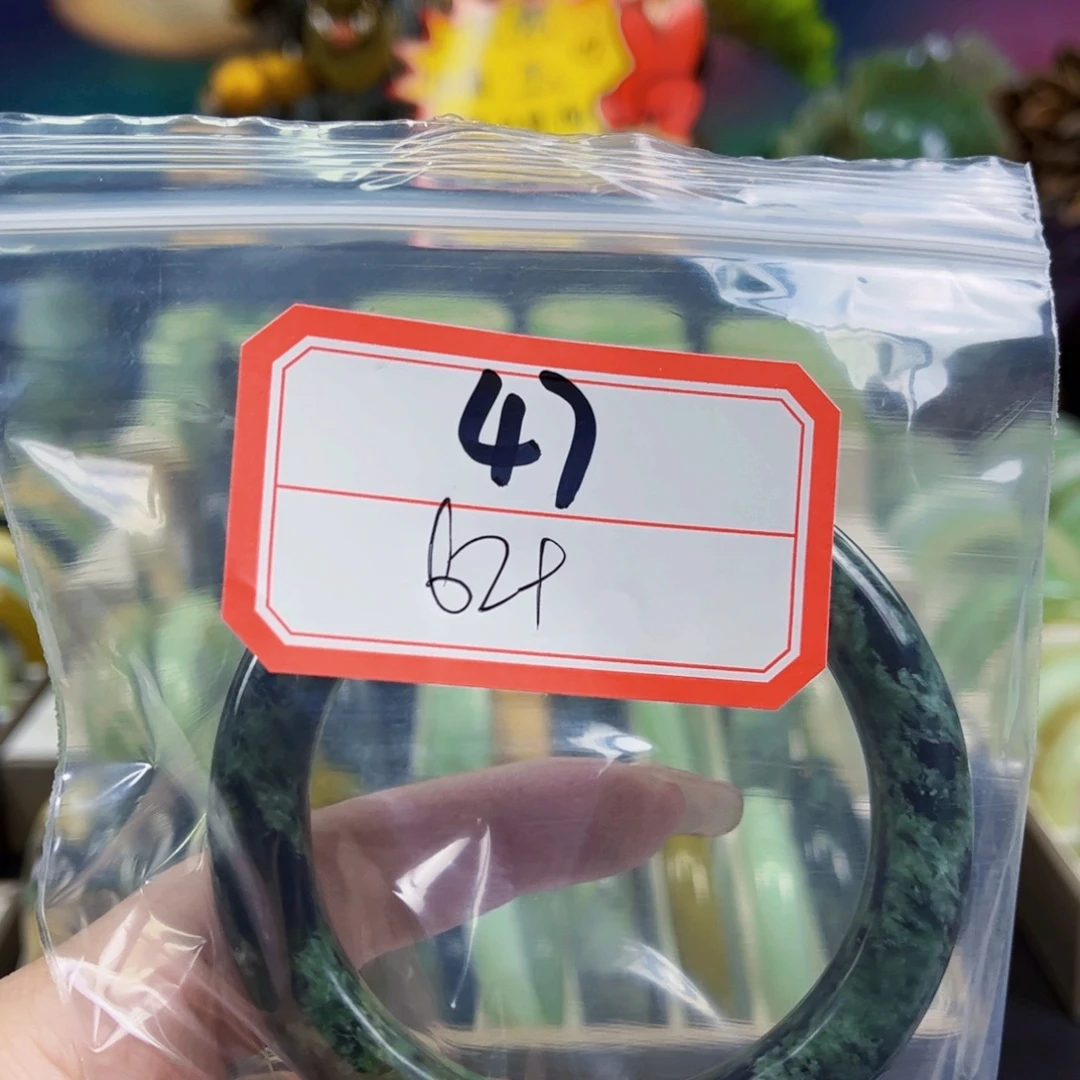 麦***奶未镶嵌蛇纹石玉手镯