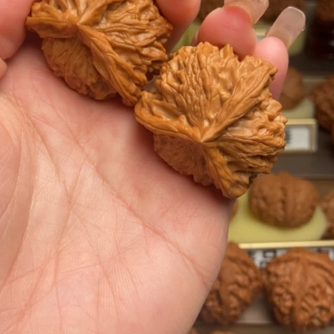 文玩核桃吊坠三棱