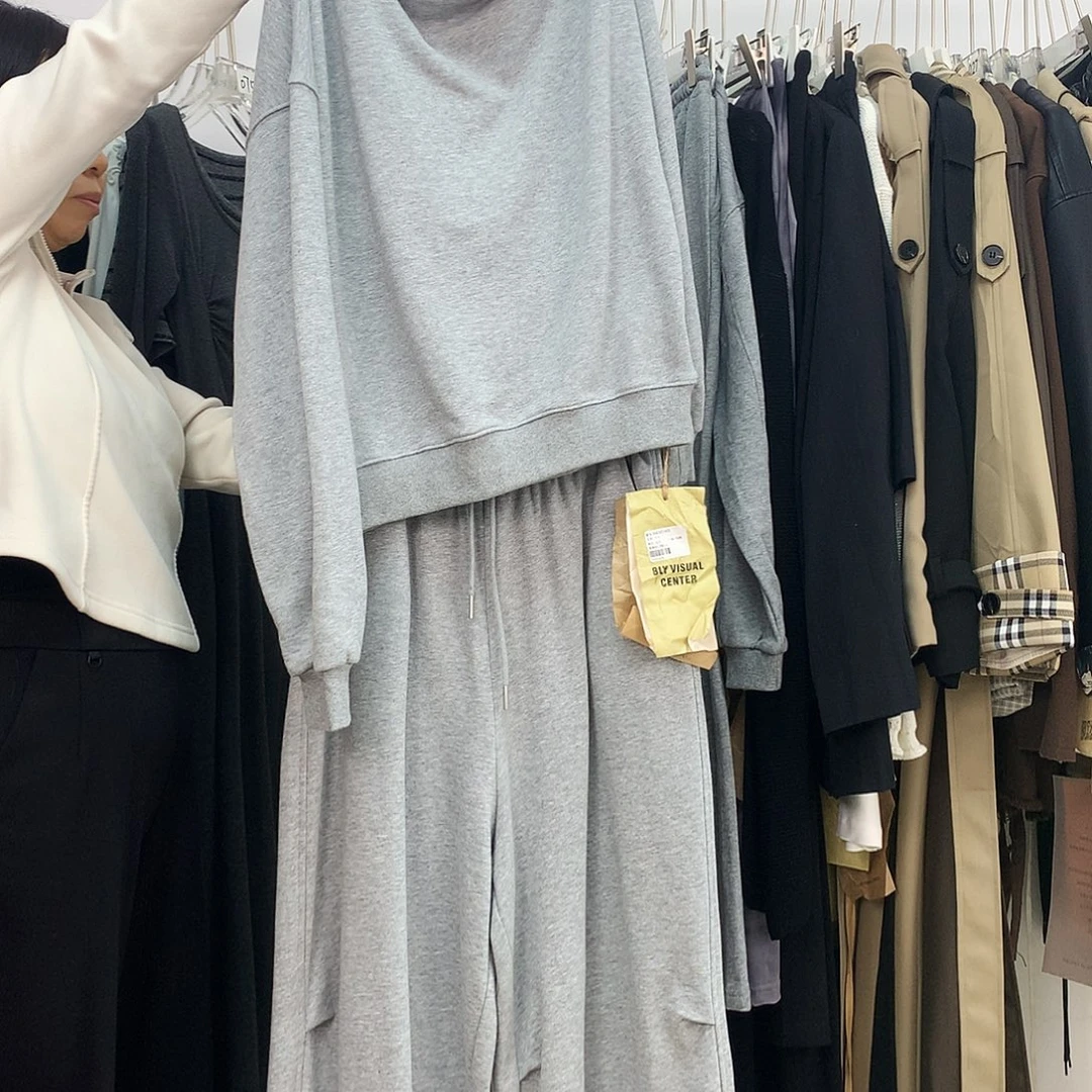 花灰色套装斜肩设计风格