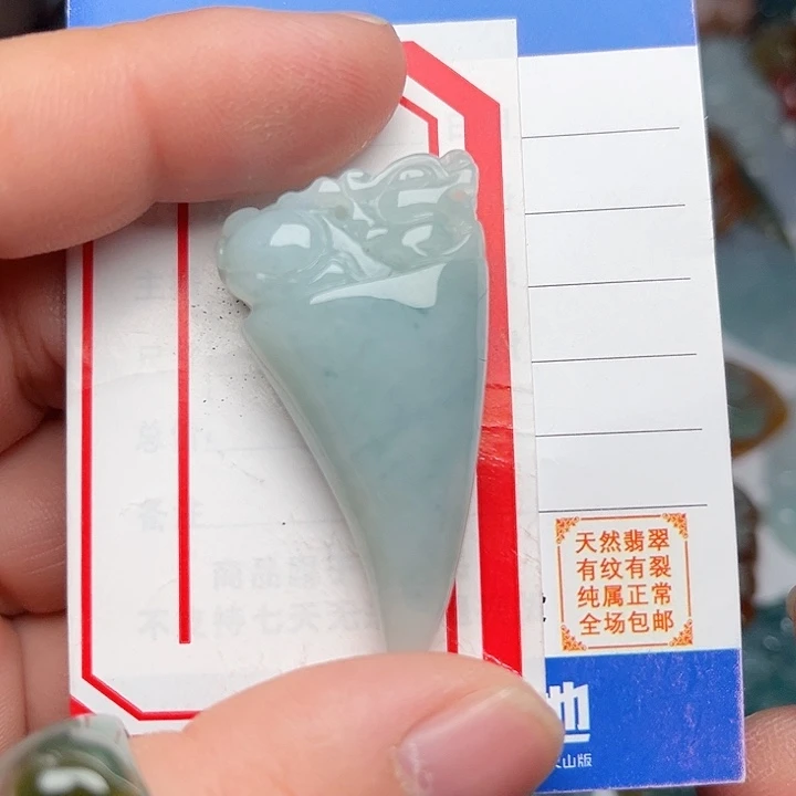 翡翠颈饰未镶嵌龙牙