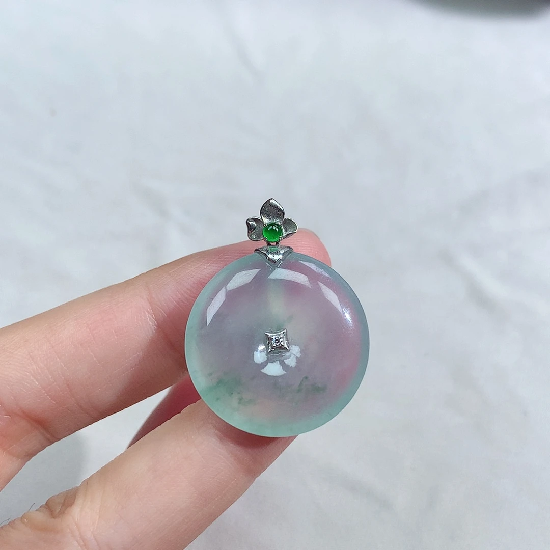 翡翠18K金镶嵌颈饰平安扣