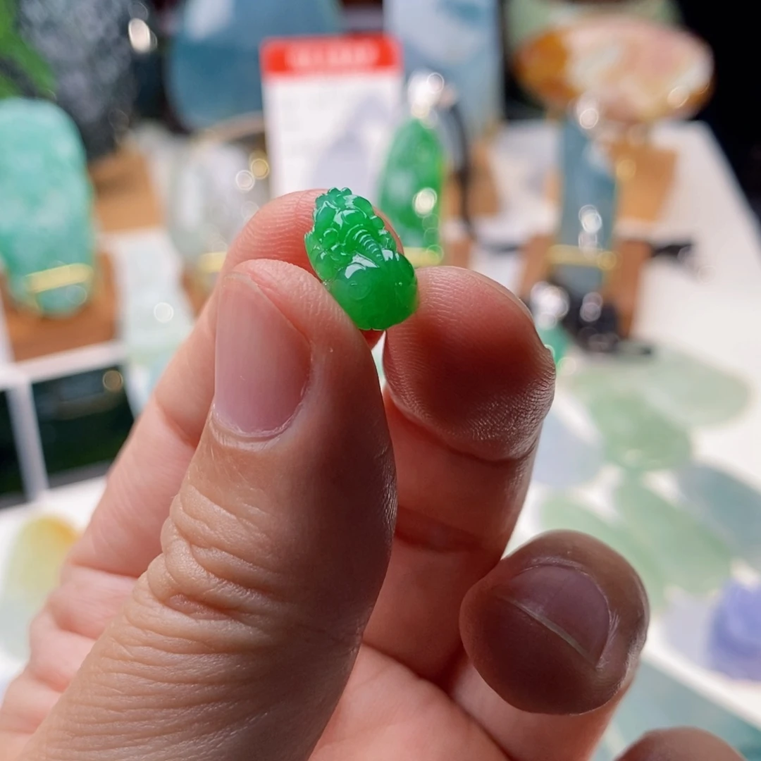 翡翠未镶嵌颈饰满绿小貔貅