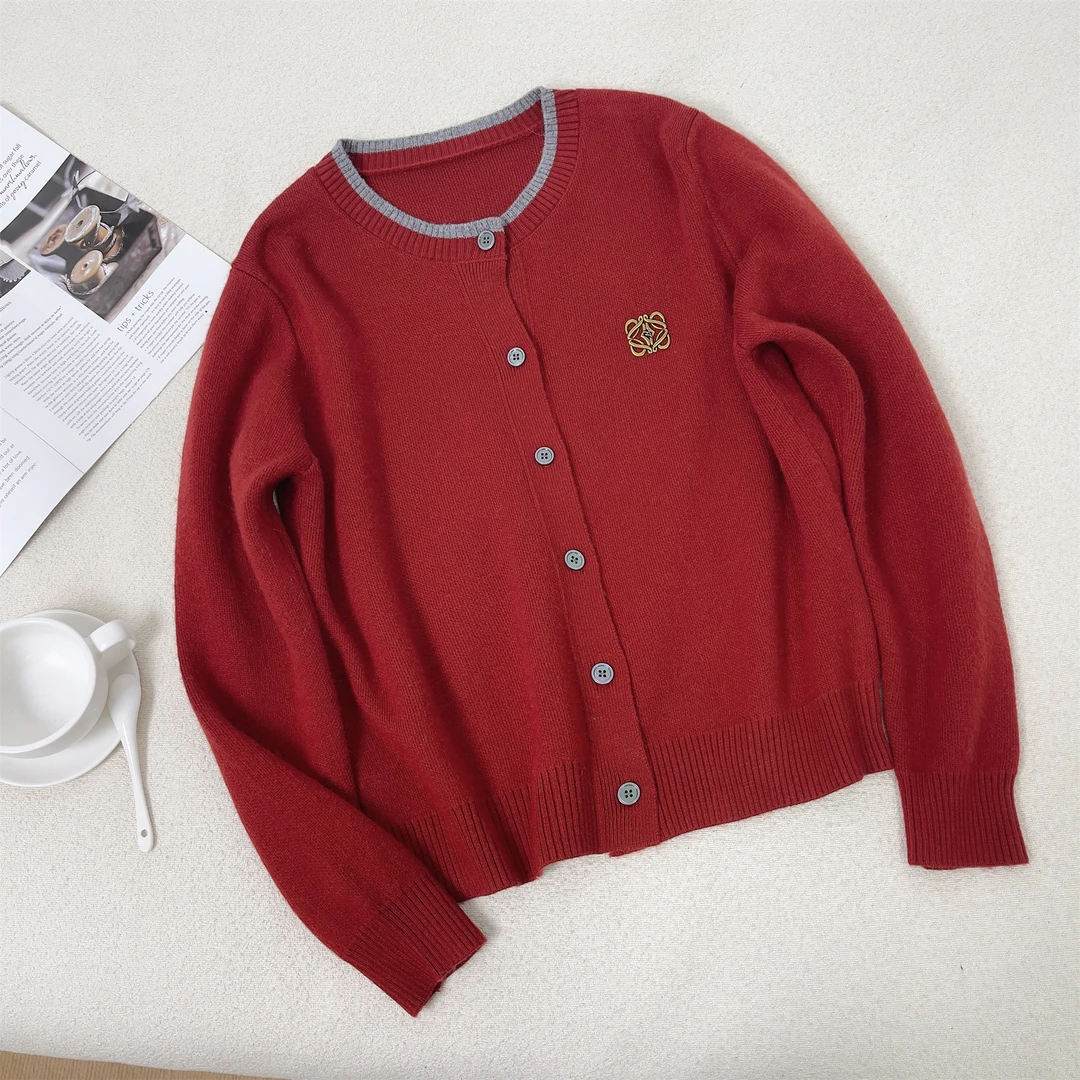 【女王洛克】简约刺绣撞色圆领排扣针织衫女秋冬毛衣