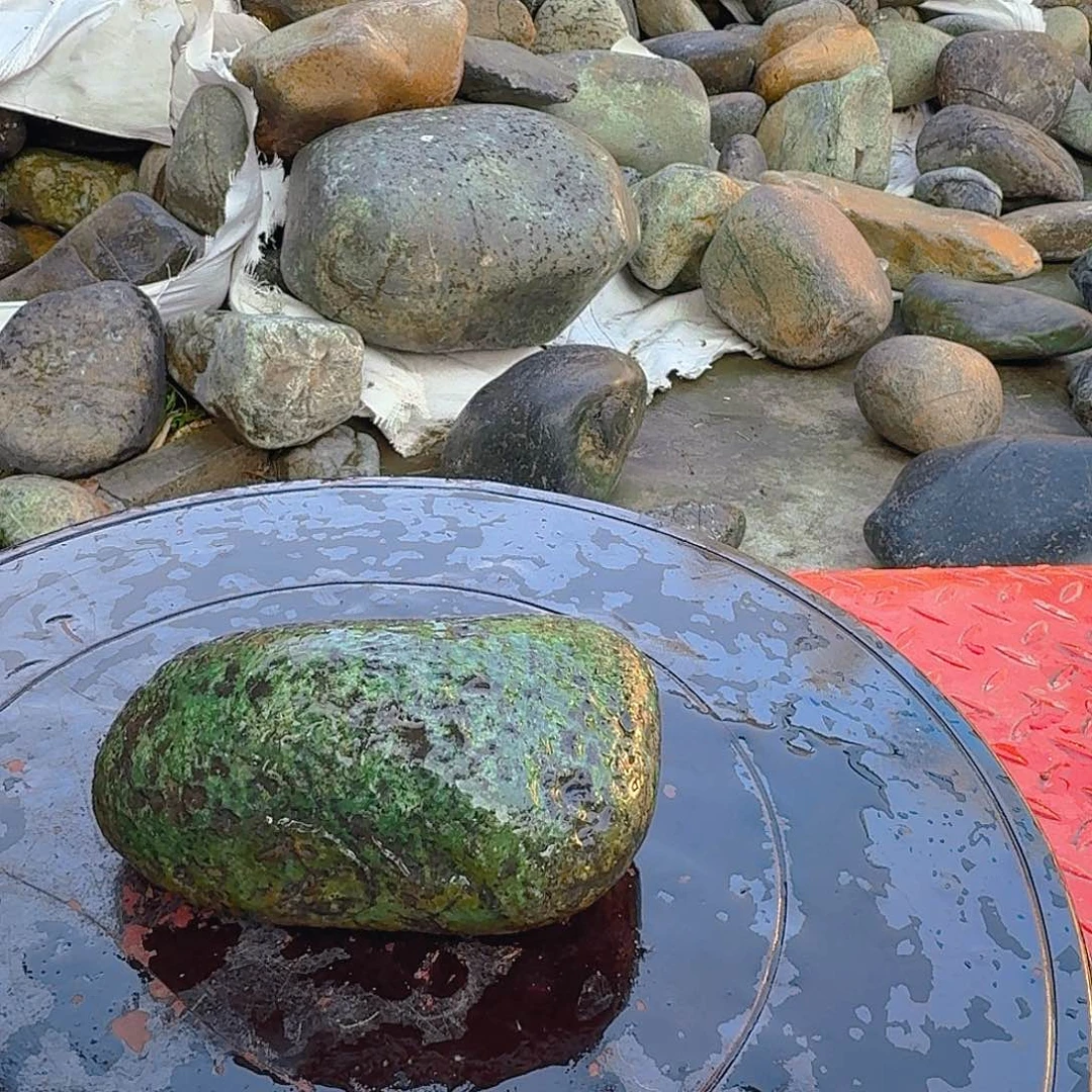 君***辉蛇纹石玉未镶嵌天然原石摆件工艺