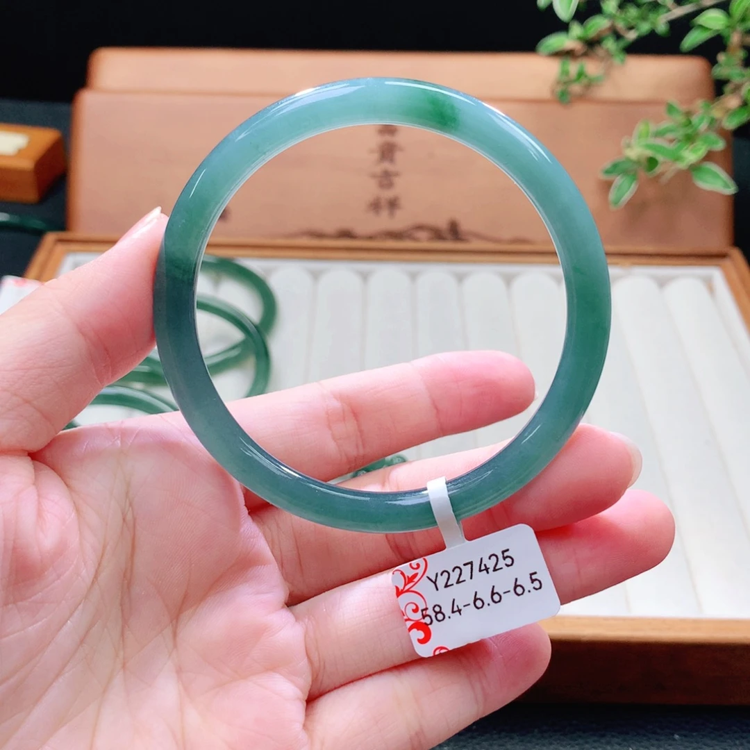 翡翠未镶嵌手镯（圆镯）