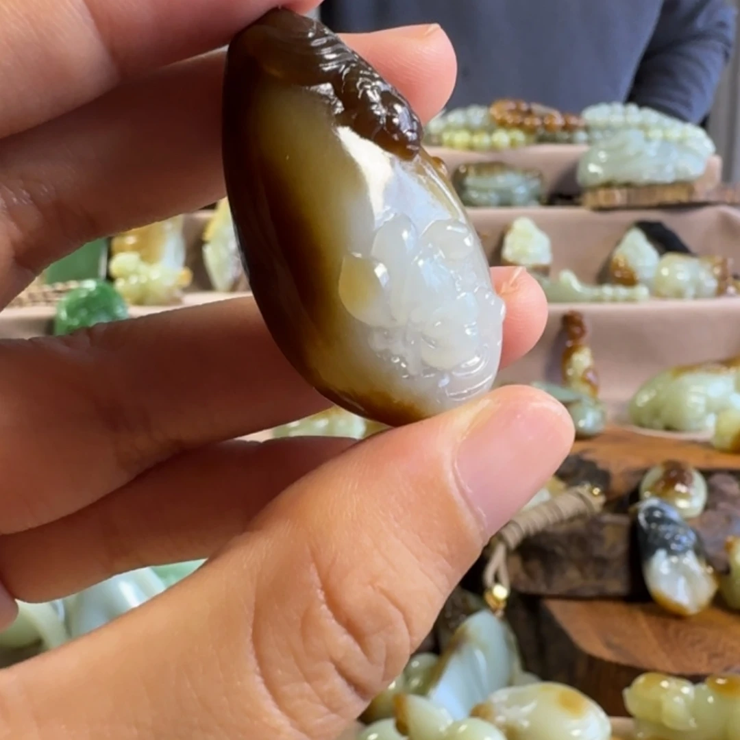 颈饰未镶嵌和田玉（糖玉）