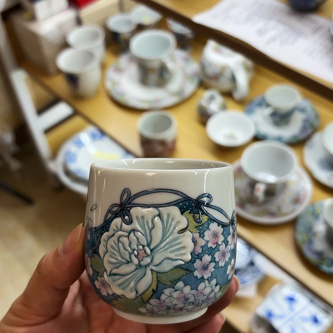 树***花瓷藤木美里 手握杯。