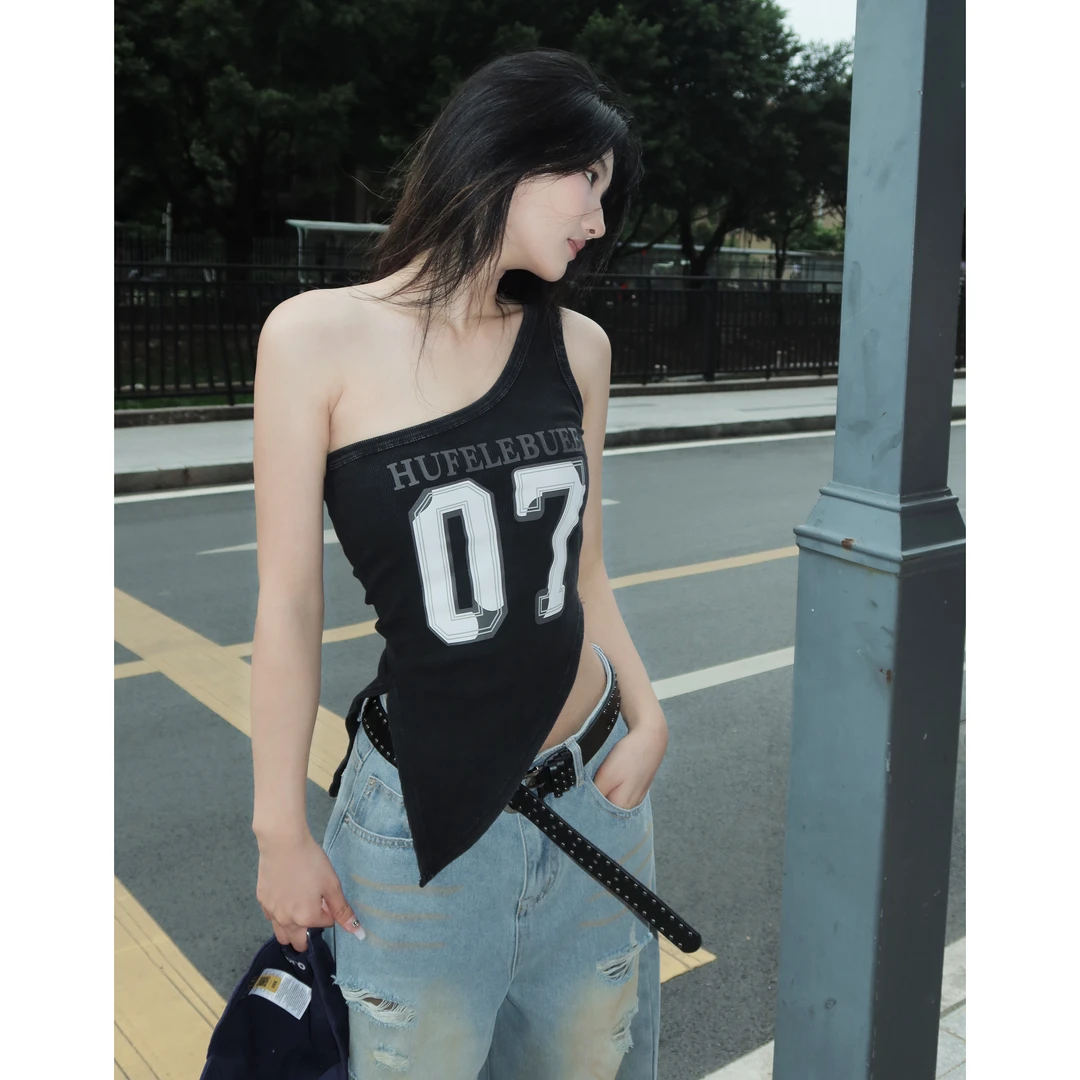 1LIYUNER不规则单肩斜肩字母印花挂脖吊带背心女夏外穿设计感辣妹