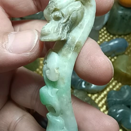 龙戴勾挂坠，，，，，，，，，