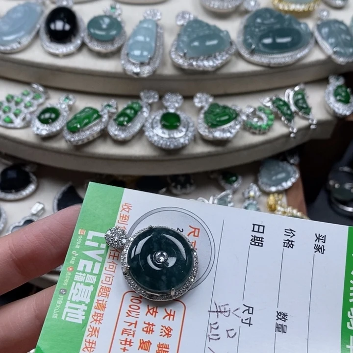 翡翠颈饰未镶嵌翡翠