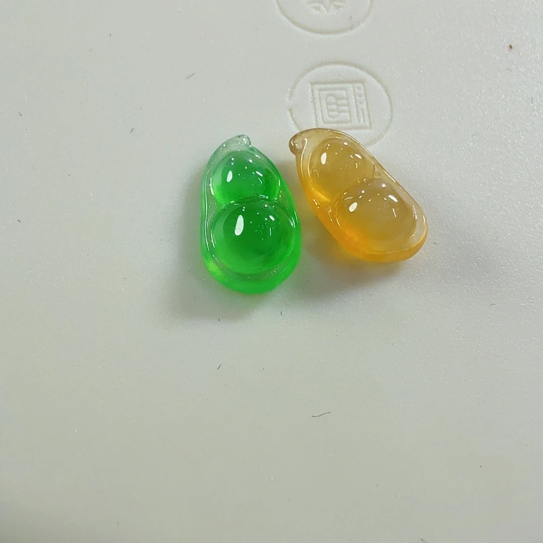 翡翠未镶嵌颈饰花生一对