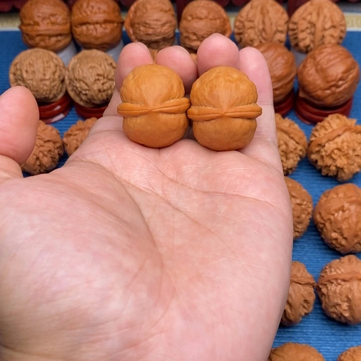 文玩核桃吊坠小海豚